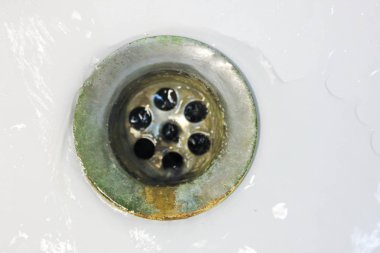 Su beyaz lavabo, su damlacık, beyaz lavabo, lavabo ve banyo, tasarım ve sıhhi tesisat satışı, birleştirilmiş, banyo iç ve beyaz lavabo, arka plan konseptinde Erik drenajı drenaj için musluk akar, üst