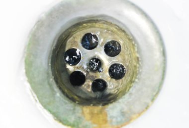 Su beyaz lavabo, su damlacık, beyaz lavabo, lavabo ve banyo, tasarım ve sıhhi tesisat satışı, birleştirilmiş, banyo iç ve beyaz lavabo, arka plan konseptinde Erik drenajı drenaj için musluk akar, üst