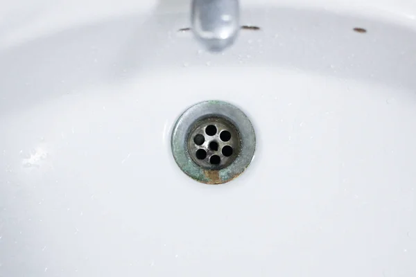 Agua Fluye Desde Grifo Hasta Desagüe Lavabo Blanco Gotita Agua —  Fotos de Stock