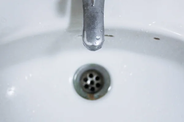 Agua Fluye Desde Grifo Hasta Desagüe Lavabo Blanco Gotita Agua —  Fotos de Stock