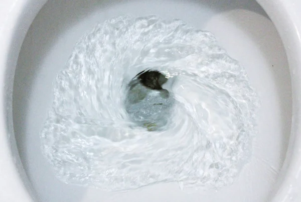 選択的焦点は トイレ フラッシング水 クローズアップ トイレでの水洗浄 それを洗浄する過程で白いセラミック便器の写真のために洗浄便座を洗い流す Aut によるニーズ修正のためのセラミック衛生陶器 — ストック写真