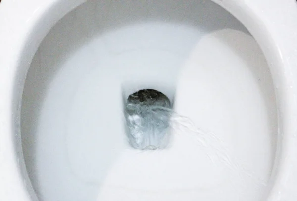 选择性聚焦冲洗马桶卫生 冲洗水 冲水在厕所 一个白色陶瓷厕所碗在清洗过程中的照片 陶瓷卫生洁具 纠正需要与非 — 图库照片