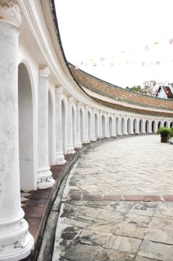 Pathommachedi içinde Kaldırım, Tayland Tapınağı etrafında kaide, Tayland, Ülkede tapınaketrafında Yürüyüş parkurları, Tayland, Napatkornhom İlk Grand Pagoda (Phra Pathom Jedi) etrafında uzun koridor, Tayland