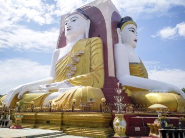 mavi gökyüzüne karşı kyaikpun pagoda, Bago Kyaikpun Pagoda dört oturmuş Buda türbe, Burma, Pagoda Adı: Kyaik Pun, Myanmar arka arkaya oturan dört Buda olan tapınak.