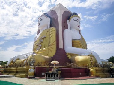 mavi gökyüzüne karşı kyaikpun pagoda, Bago Kyaikpun Pagoda dört oturmuş Buda türbe, Burma, Pagoda Adı: Kyaik Pun, Myanmar arka arkaya oturan dört Buda olan tapınak.