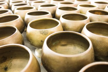 Keşiş kase veya sadaka sikke, Seçici eski keşiş's sadaka kase, Sikke heykel keşiş sadaka kase, Budizm tapınağı Chiangmai, Tayland bir sürü keşiş kase veya sadaka kase bozuk para odaklanmış