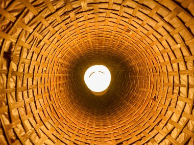 Bambudan yapılmış lambaları kapat, bambudan yapılmış lamba geceleri parlıyor, D.I.Y 'den Tayland' dan kalma eski model tavan ışığı, dekorasyon feneri lambaları. Bambudan ahşap lambalarla süsleme lambaları. Lambalar, bambuyla lambalar.