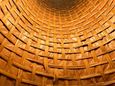 Bambudan yapılmış lambaları kapat, bambudan yapılmış lamba geceleri parlıyor, D.I.Y 'den Tayland' dan kalma eski model tavan ışığı, dekorasyon feneri lambaları. Bambudan ahşap lambalarla süsleme lambaları. Lambalar, bambuyla lambalar.