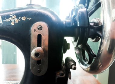 Eski dikiş makinesi, dikiş makinesi ve giysi parçası, eski dikiş makinesi. Eski