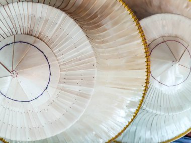 Geleneksel Thai hasır şapkası Tayland 'da çiftçiler için arka planda palmiye köylü şapkası kırpma yolu, geleneksel Thai el işi doğal desenler kurumuş yaprak bitkilerinden, Asya geleneğinden