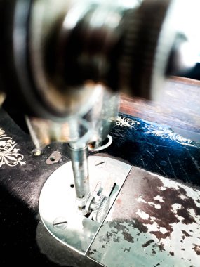 Eski dikiş makinesi, dikiş makinesi ve giysi parçası, eski dikiş makinesi. Eski