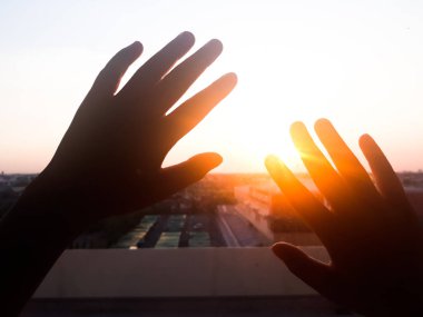 Güzel gün batımı, siluet güneşe dokunur, parmak görüntüsü güneşi ve akşam gökyüzünü yakalar, Siluet eller gün batımında güneşi yakalar.