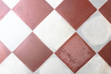 Eski desen kare döşeme dokusu, zemin döşemesi, beyaz ve kırmızı fayans deseni, güzel tuğla yürüyüş yolu, geleneksel bir Akdeniz çiftlik binasının zemininde kırmızı ve krem seramik fayanslar. Sa Granja 'da yerler, Esporles, Mallorca. C ile katlar