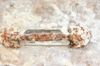 Sapları paslı, sapı saplı eski ahşap, sapına odaklan..