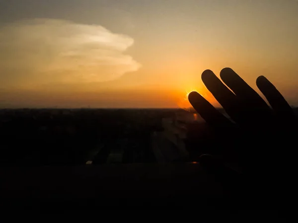 Schöner Sonnenuntergang Silhouette Berühren Die Sonne Bild Des Fingers Fangen — Stockfoto