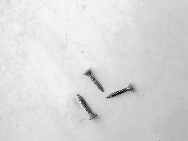 ネジの背景 床のネジ 背景のための床の概念上のネジ 金属の背景テクスチャでのネジツール 白い背景に組織ネジ — ストック写真