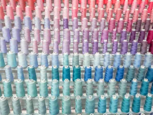 배경을 상점에서 색깔로 바느질을 칠해져 다세포 — 스톡 사진