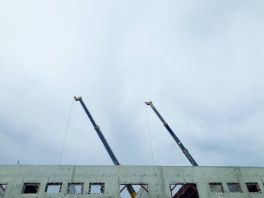 Vinç, inşaat alanındaki vinç, mavi gökyüzüne karşı inşaat halindeki vinç, işçi inşaat alanı, mavi gökyüzü ve beyaz gökyüzü şantiyesindeki kule vinci.