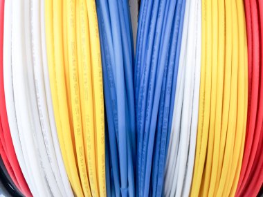Kablolar, kablo ambalajlarının yakın plan resimleri, arka plan için elektrik kabloları, çeşitli renklerde kablolar, arka plan için renkli kablolar.