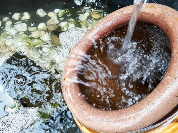 Close View Garden Water Feature Cascading Blurred Waterfall Flow Pottery — Stock Photo, Image