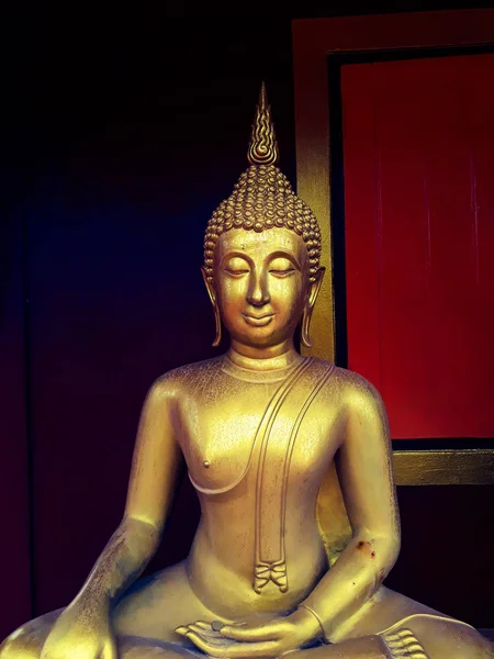 黄金佛像 黄金佛像的脸 用木墙背景的旧泰国佛像在宗教观念中的接近 — 图库照片