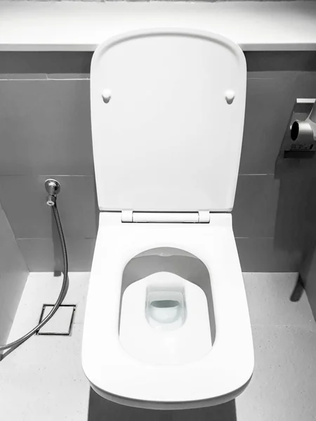 Öblítő Víz Öblítő Közelkép Fehér Fehér Fürdőszobában Toalett Tetejére Néző — Stock Fotó