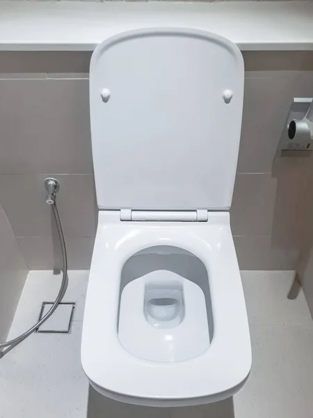 洗手间 冲水马桶 看马桶 白色马桶 浴室里的白色马桶 马桶的俯瞰 — 图库照片