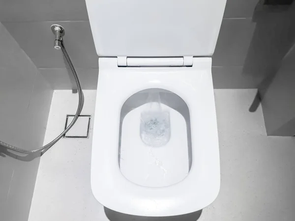 화장실 수돗물 세면대 화장실 화장실의 — 스톡 사진
