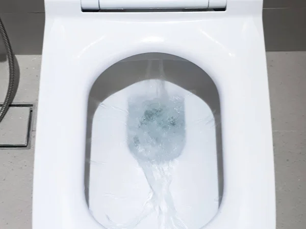 洗手间 冲水马桶 看马桶 白色马桶 浴室里的白色马桶 马桶的俯瞰 — 图库照片
