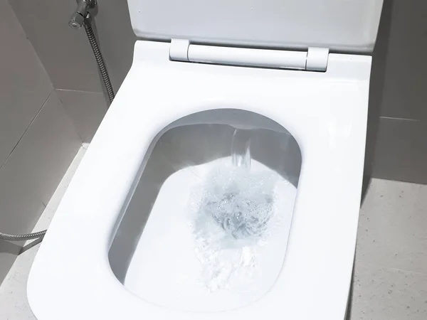 Spłukiwanie Wody Spłukiwanie Zbliżenie Spojrzenie Toaletę Białe Biała Toaleta Łazience — Zdjęcie stockowe
