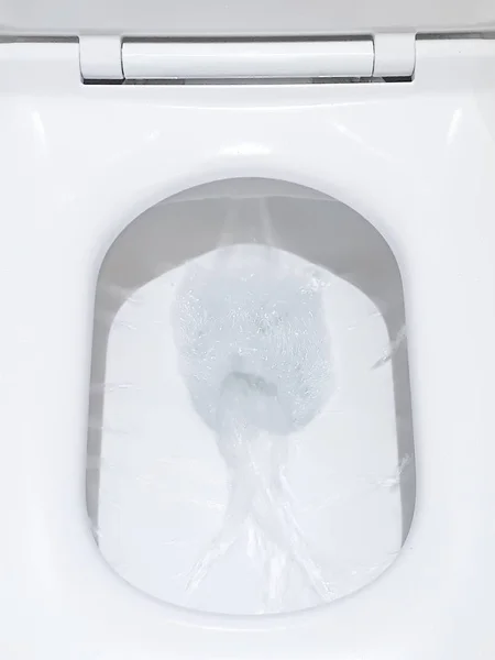 トイレ フラッシングウォーター フラッシュトイレ トイレを近くで見る 白いトイレ バスルームの白いトイレ トイレボウルのトップビュー — ストック写真