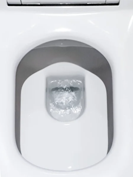 トイレ フラッシングウォーター フラッシュトイレ トイレを近くで見る 白いトイレ バスルームの白いトイレ トイレボウルのトップビュー — ストック写真