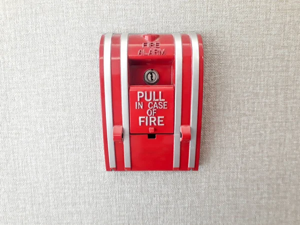 火災警報 アクティブ防火 火災通報点ボタン 火災警報 白い壁の火災警報パネル 背景に隔離された赤い火災警報 — ストック写真