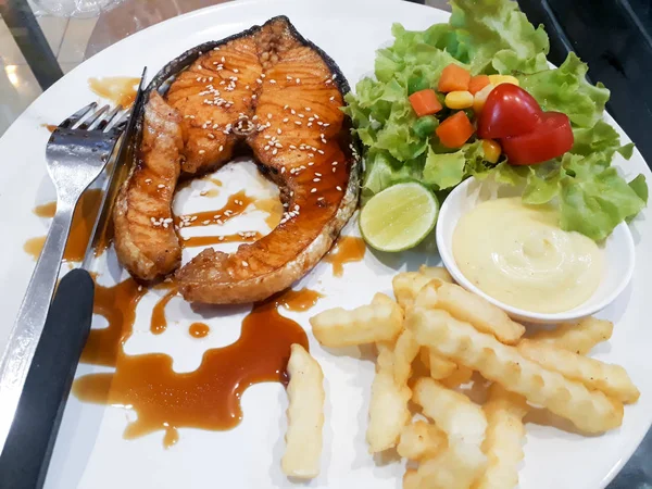 Steak Dengan Salad Steak Salmon Steak Salmon Renyah Dengan Salad — Stok Foto