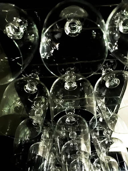 Sıralar dolusu boş şampanya kadehleri masada.