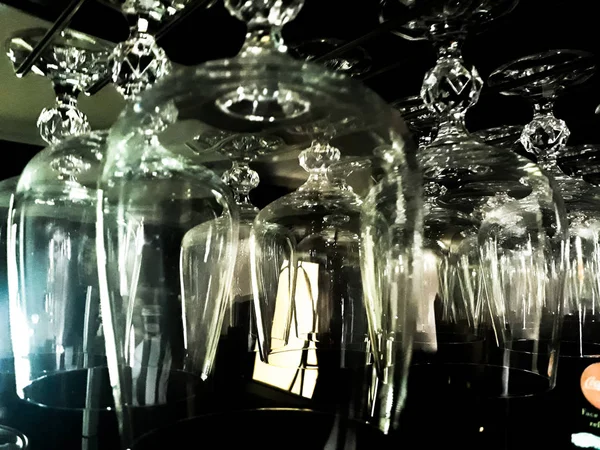 Sıralar dolusu boş şampanya kadehleri masada.