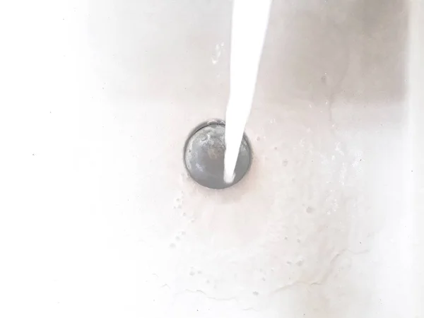 Waschbecken Nahaufnahme Wasserhahn Fließt Waschbecken Und Wasserhahn Fließen Weißes Waschbecken — Stockfoto