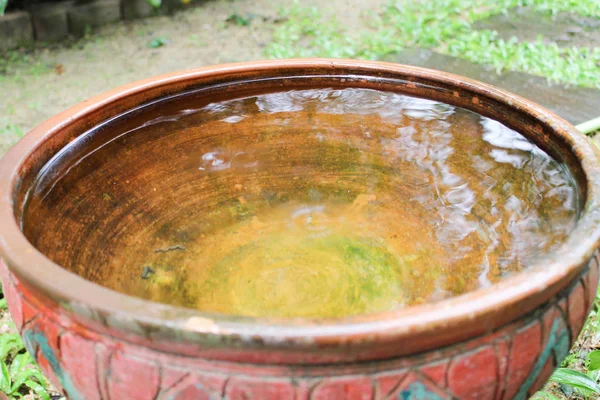 石鉢の雨 雨の日の石鉢 石鉢の波紋 庭の水の下の雨の中のボウル ロイヤリティフリーのストック画像