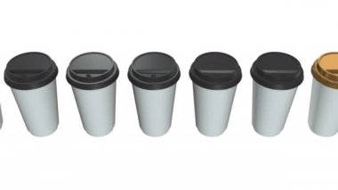 Tek kullanımlık kahve fincanları. Plastik kapaklı Boş kağıt kupa sırası