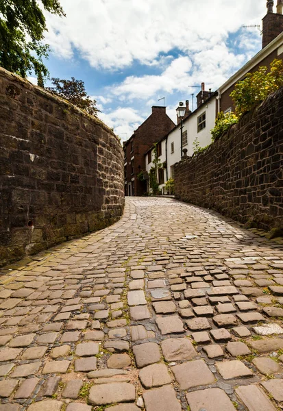 Low Angle View Narrow Cobbled Ally Way Tall Sandstone Walls — Stock Photo, Image