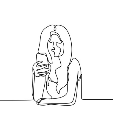 Kız oynamaya ve akıllı telefon sürekli çizgi çizme kullanarak. Kadınlar iletişim kavramı vektörünün mobil gadget teknoloji mimari tasarım çizim ile bir lineart.