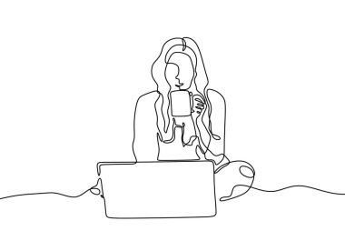 Dizüstü bilgisayar ile kız çizgi çizim ve bir kahve sürekli bir el çizilmiş tek Lineart tasarım içme. O ev Freelancer bitirme iş içinde onun oda.