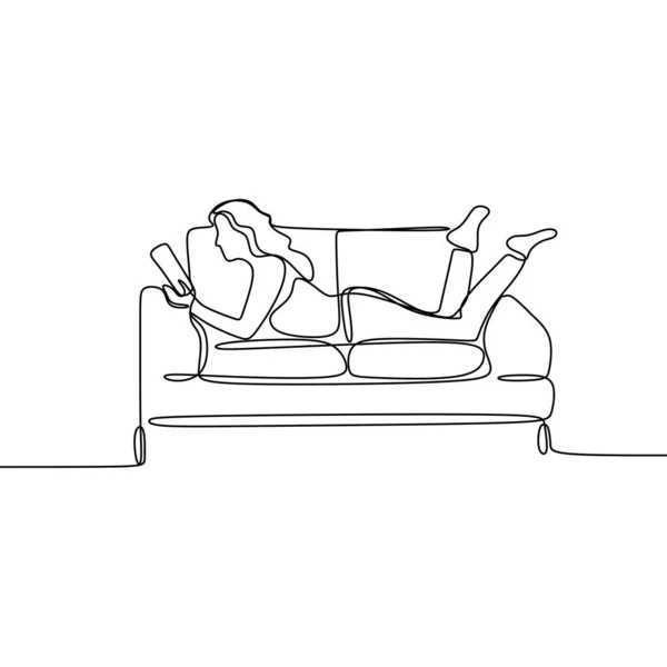 En kontinuerlig linje ritning av ung lycklig flicka ta en vila genom att ligga ner på soffan soffan. Spela gadget Tablet Concept enda rad Draw Sign design illustration — Stock vektor