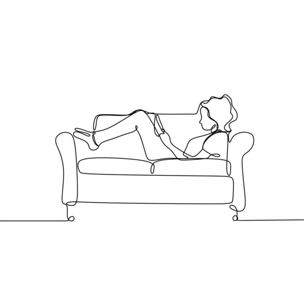 Boş zaman vektör illüstrasyon kanepe minimalist kavramı üzerinde akıllı telefon ile sürekli çizgi çizim kadın — Stok Vektör