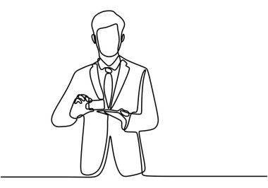 Elinde kredi kartı olan takım elbiseli bir işadamının sürekli çizimi. Genç memur alışverişini kredi kartıyla yapıyor. Zengin, beyaz arka planda izole edilmiş erkek karakter.