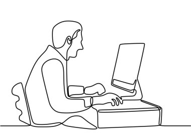 Masanın arkasında dizüstü bilgisayarla çalışan bir adamın çizimi. Çalışma odasında oturan ve ekran defterine bakan genç adam, şirket için bir iş stratejisi düşün. Minimalist stil