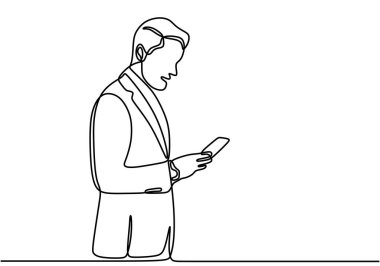 İşadamı tek sıra halinde dururken akıllı telefon kullanıyormuş. Genç yakışıklı adam beyaz arka planda izole edilmiş mesajları okumak ya da cevap vermek için cep telefonunu açar. Minimalist stil