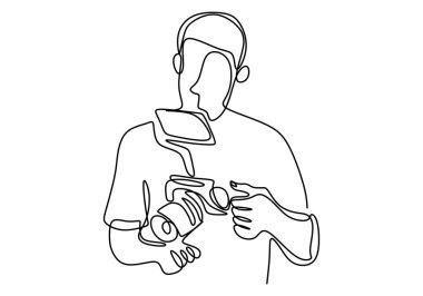 Üst düzey kameramanlardan sürekli bir sıra çizildi. Profesyonel bir kameraman, beyaz arka planda izole edilmiş vektör nesnesini elle çekmeden önce kamerayı hazırlıyor ve kontrol ediyor