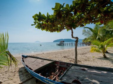 Balıkçı tekneleri üzerinde beach, Koh Chang, Tayland.