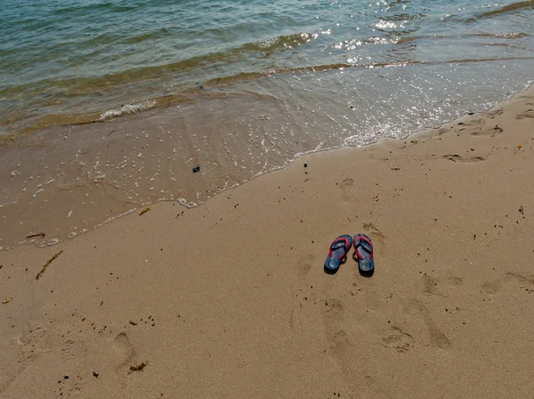 Flip Flops Gul Sand Och Klart Vatten Tropiska Bakgrunden — Stockfoto